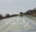 "Авто плавает по дороге": сахалинцы пожаловались на большегрузы, загрязняющие холмскую трассу 