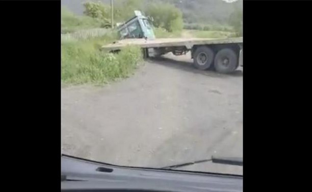 Прицеп грузовика перегородил дорогу в селе Углегорского района