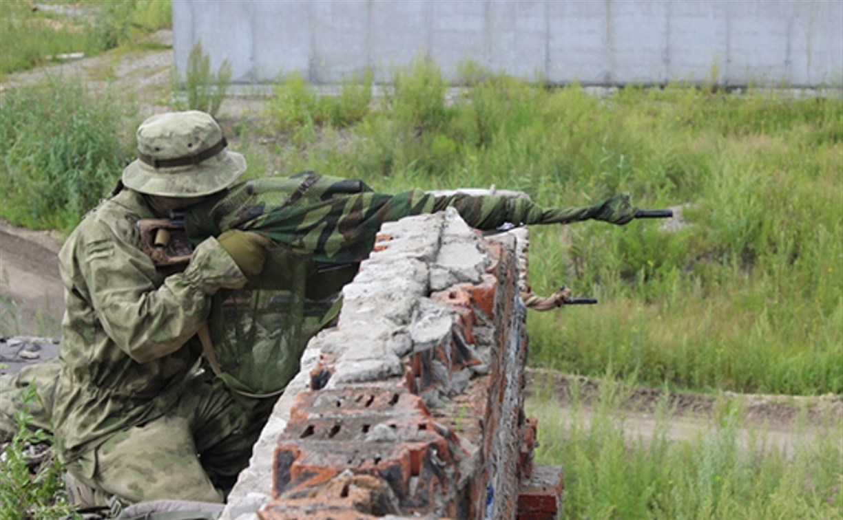 Воевать в городских условиях учатся снайперы на Сахалине