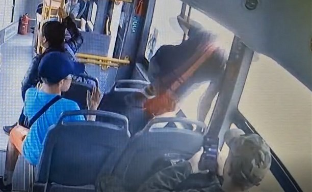 "Новое развлечение подростков": в Южно-Сахалинске ребенок выпрыгнул из окна автобуса