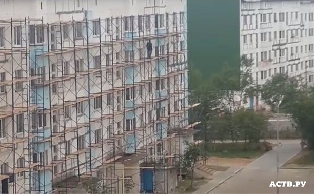 Пьяный мужчина разгуливал по строительным лесам в Охе