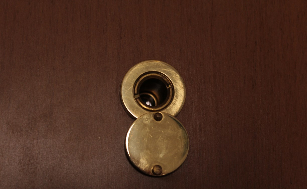 "Дети не спят, взрослые пьют": полиция проверила шумную квартиру в Южно-Сахалинске