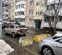 "Чтоб я вас больше не видела": соседские войны в Южно-Сахалинске привели к баррикаде из бетонных блоков