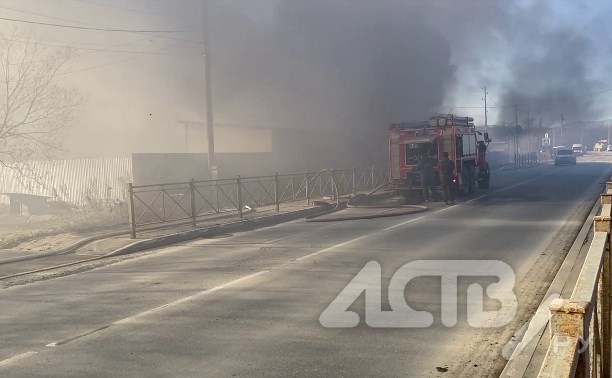 Автосервис полыхает в Дальнем