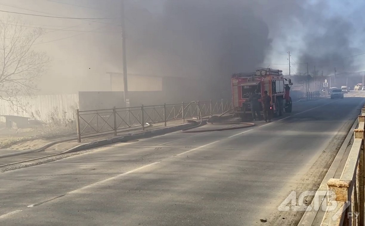 Автосервис полыхает в Дальнем