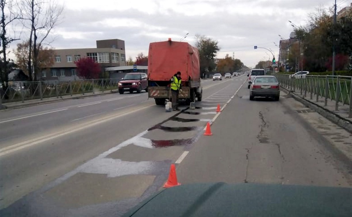 "Она неубиваемая": в Южно-Сахалинске снова закрашивают неправильную разметку на дороге