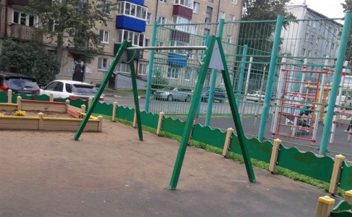 Коммунальщики спилили качели в Южно-Сахалинске, "чтобы не получить от губернатора"