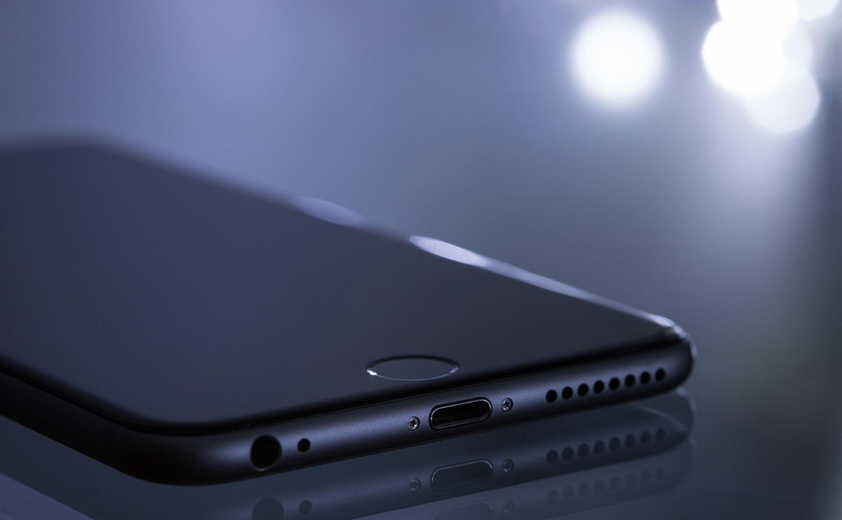 Продукция Apple начнет читать переписки пользователей для обучения ИИ