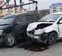 "Без эвакуатора не обойтись": в Новом Дальнем на перекрестке с неработающим светофором столкнулись Fielder и Raum