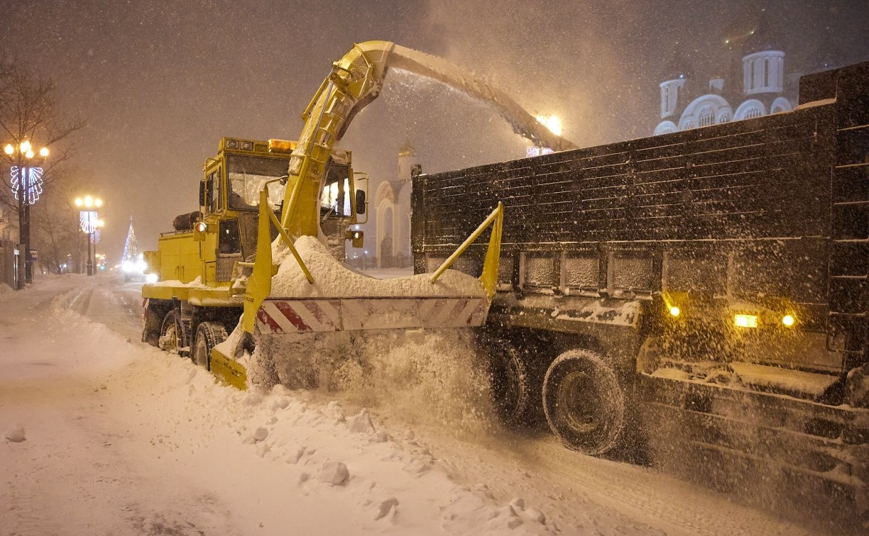 В Южно-Сахалинске ввели режим ЧС: город не могут откопать от снега