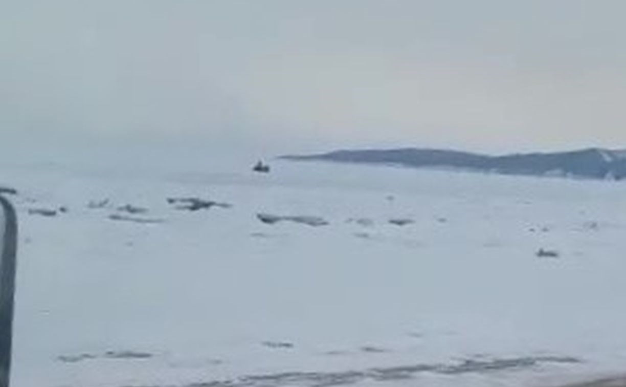 "Пошли дорогу топтать": снегоходчики и рыбаки вышли на дрейфующий лёд у берегов Сахалина