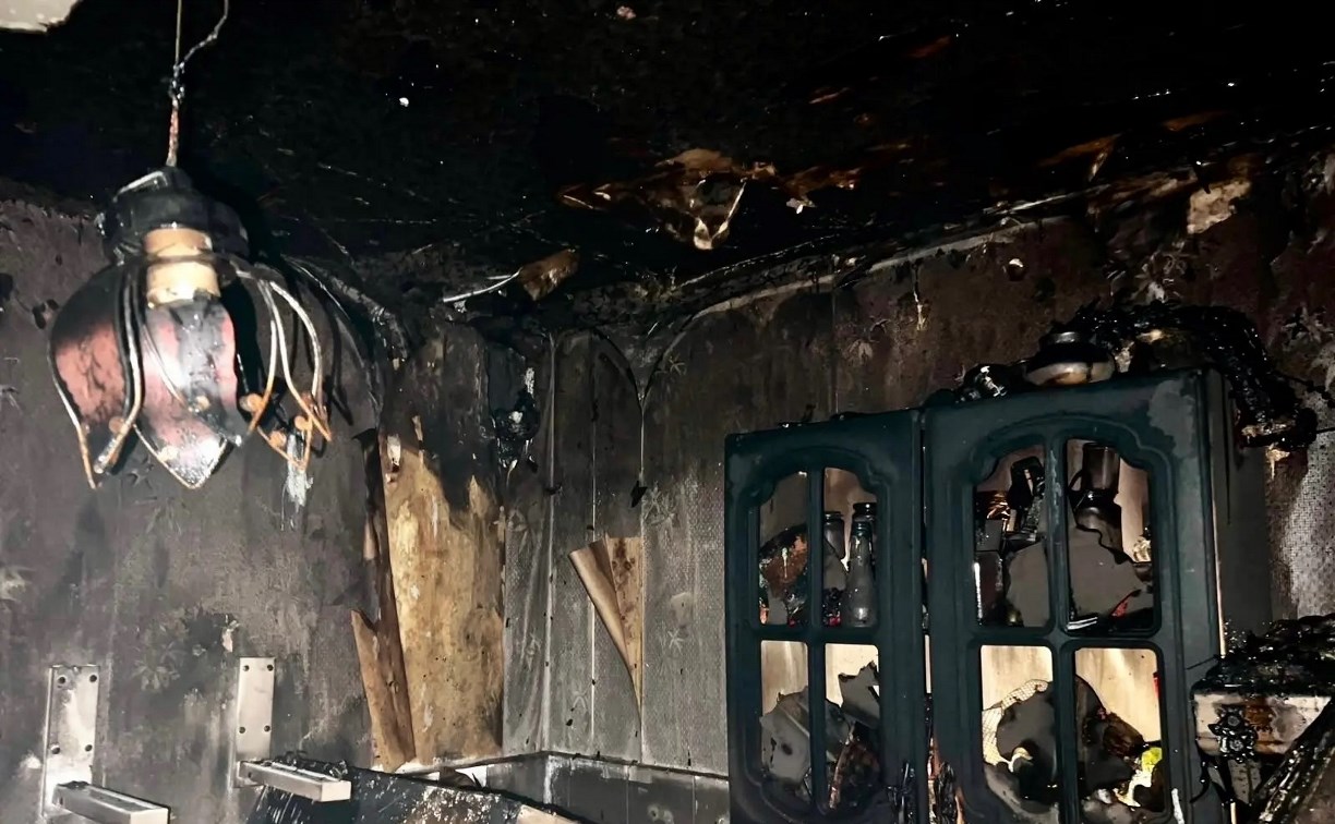 Во время пожара в Южно-Сахалинске эвакуировали 15 человек