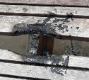 Вандалы повредили скамейку на смотровой площадке в Холмске