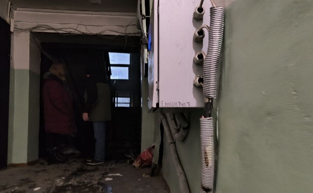 В Поронайске загорелся подъезд жилого дома