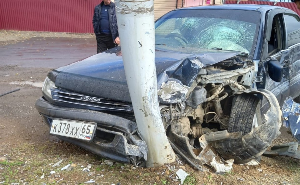 Сахалинский автомобилист "помог" другому протаранить столб и уехал с места ДТП