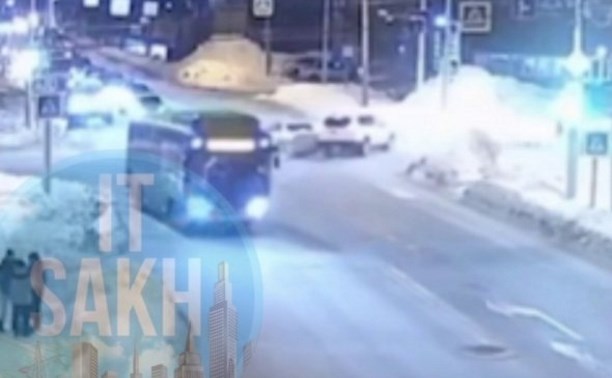 Два легковых автомобиля столкнулись на перекрестке в Южно-Сахалинске