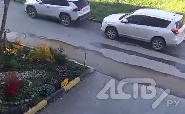 Глиняный ручей заставляет жителей Южно-Сахалинска прыгать по двору