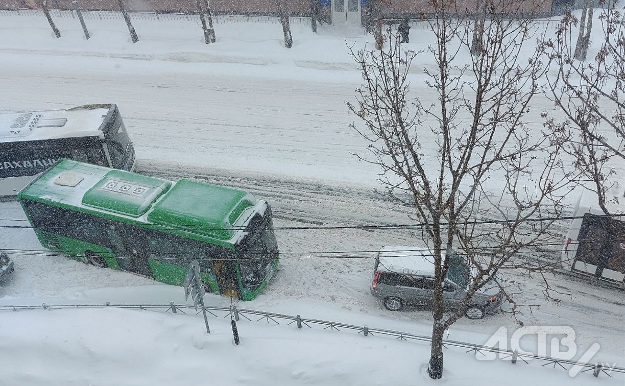 Пассажирский автобус попал в ДТП в Южно-Сахалинске