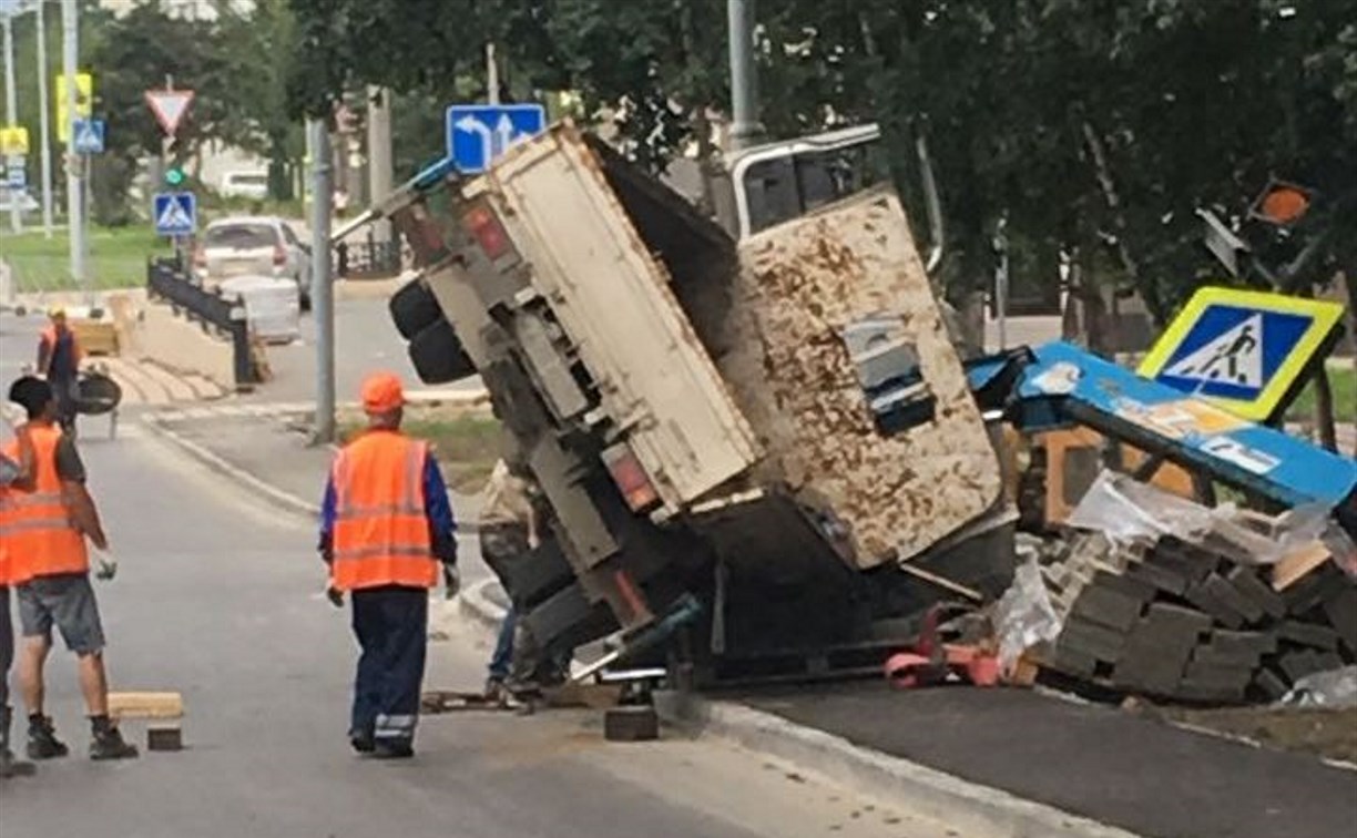 Грузовик со стройматериалами опрокинулся на улице Есенина в Южно-Сахалинске 