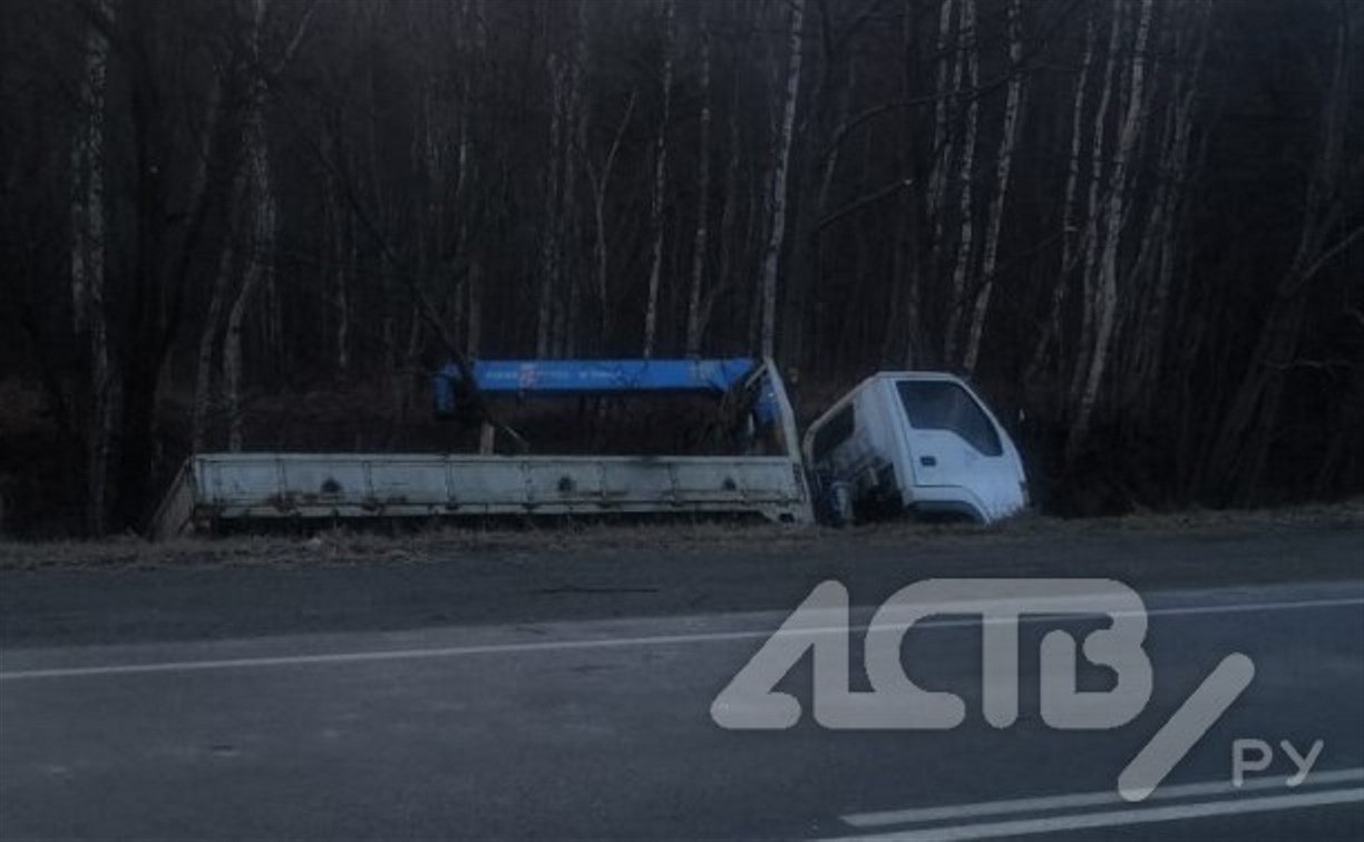 Водитель автокрана пострадал в ДТП на охотской трассе