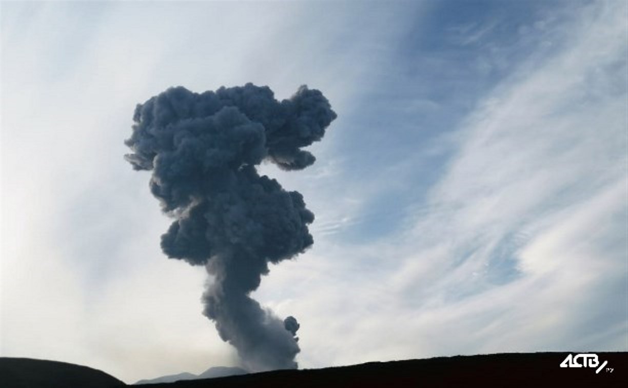 Вулкан Эбеко дважды за день выбросил столбы пепла