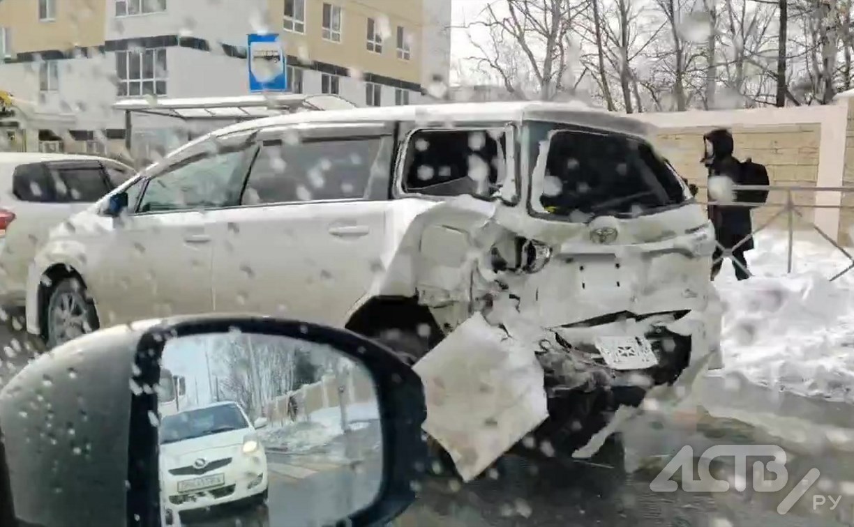 Автомобиль в Южно-Сахалинске отбросило в сторону остановки во время ДТП