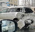 Автомобиль в Южно-Сахалинске отбросило в сторону остановки во время ДТП