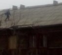 Бегающих детей заметили еще на одной крыше в Южно-Сахалинске