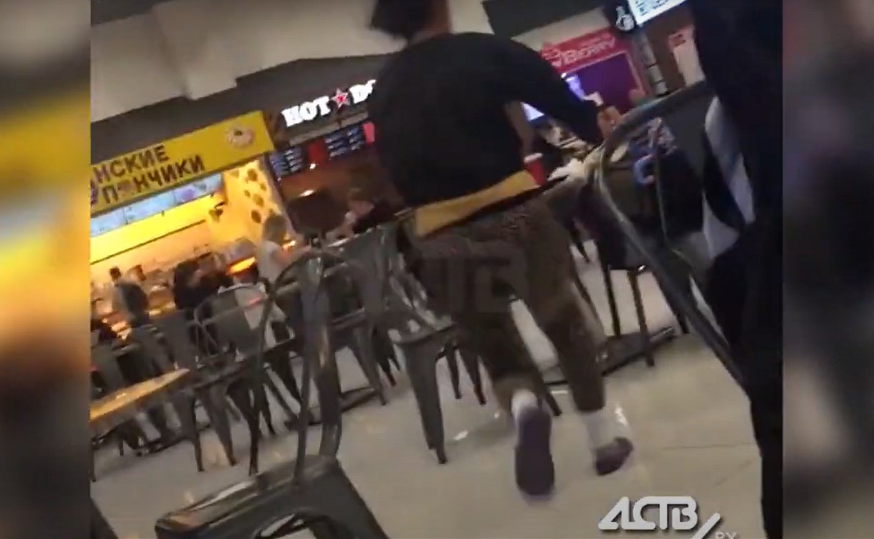 "Я тебя сейчас ударю!": женщина напала на клиентов сахалинского торгового центра