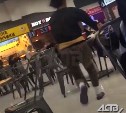 "Я тебя сейчас ударю!": женщина напала на клиентов сахалинского торгового центра