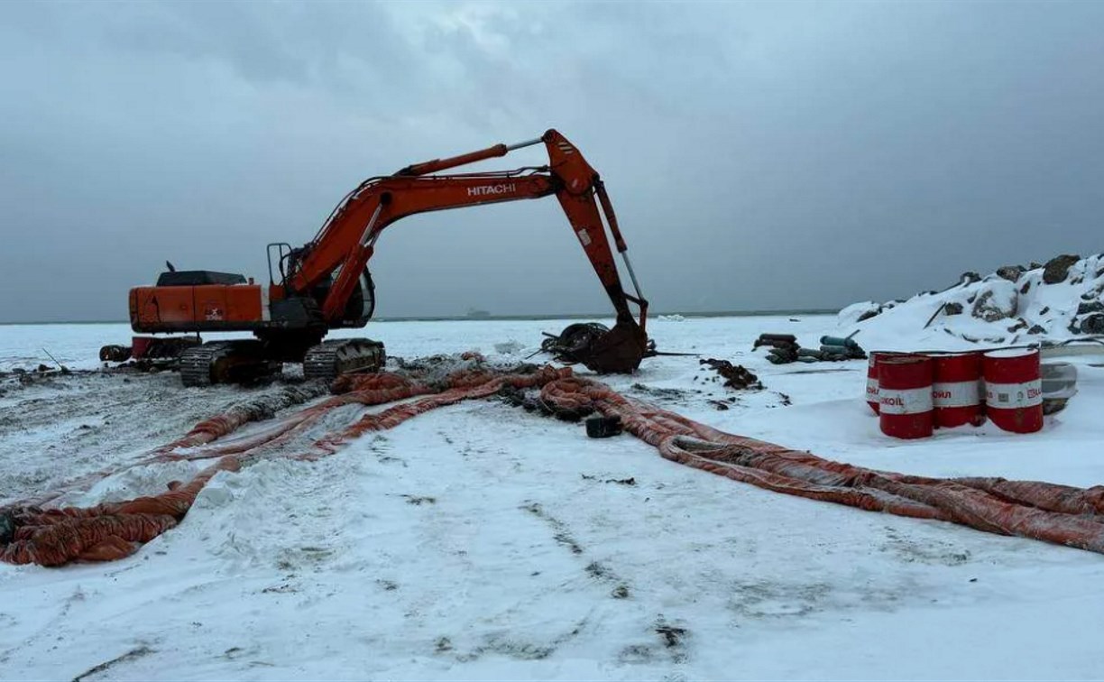 Шесть затонувших судов уберут из бухты Лососей в Сахалинской области