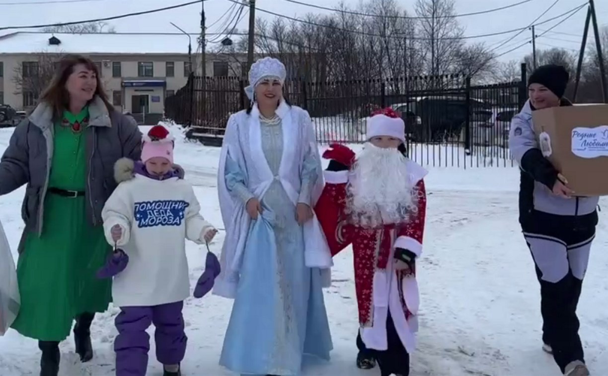 Дед Мороз и Снегурочка навестили юных сахалинцев