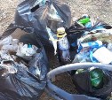 Сахалинцы во время прогулки около спорткомплекса собрали 5 пакетов и мешок мусора