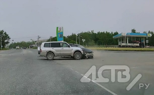 Авария на почти пустом перекрестке произошла утром в районе АЗС в Южно-Сахалинске