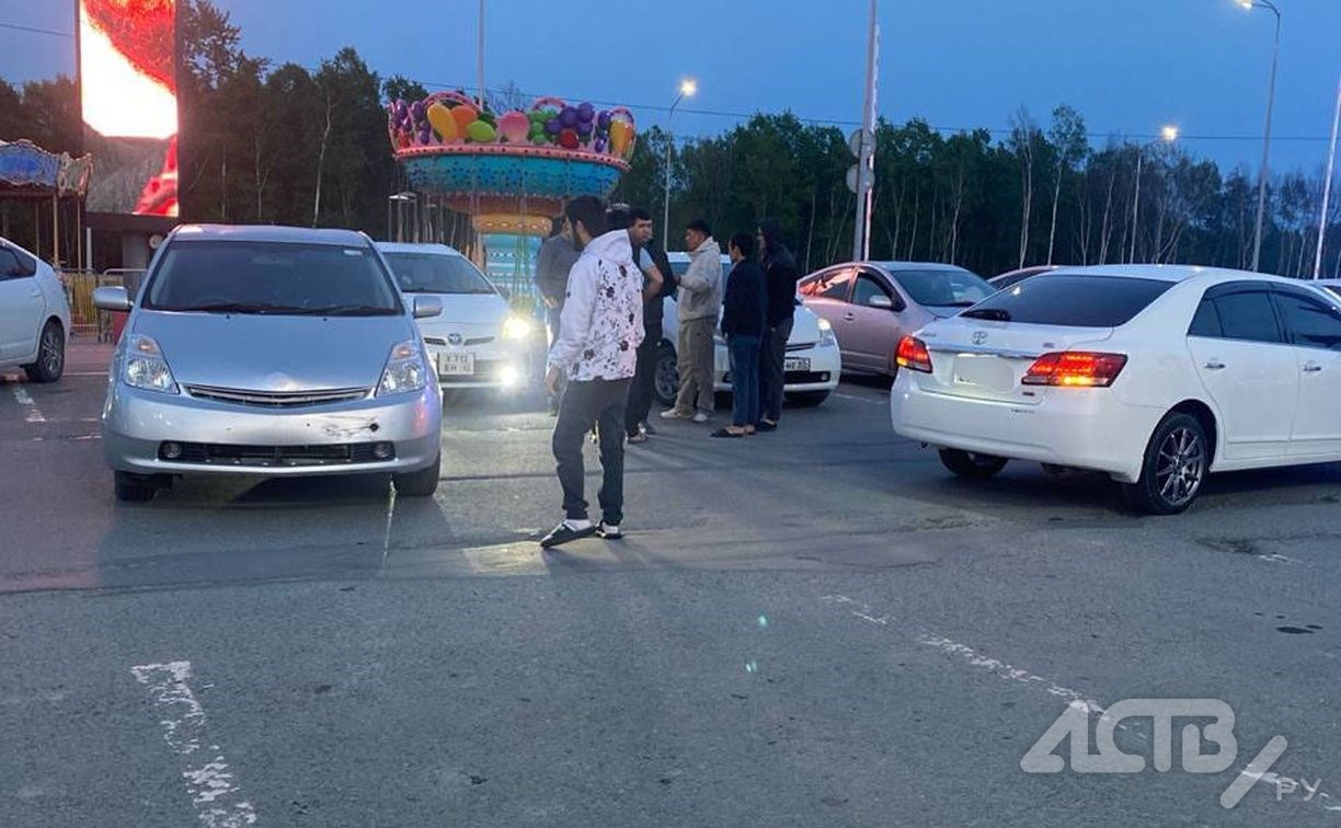 Два автомобиля не смогли разъехаться на парковке у "Сити Молла" и попали в ДТП Два автомобиля не смогли разъехаться на парковке у "Сити Молла" и попали в ДТП