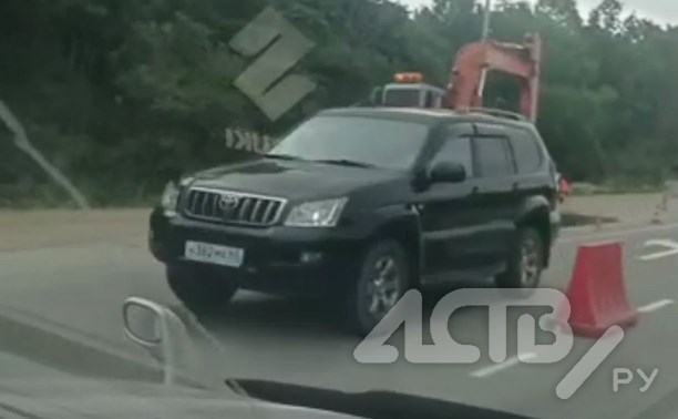 После публикации в СМИ на опасной дороге в Южно-Сахалинске поставили блоки между полосами