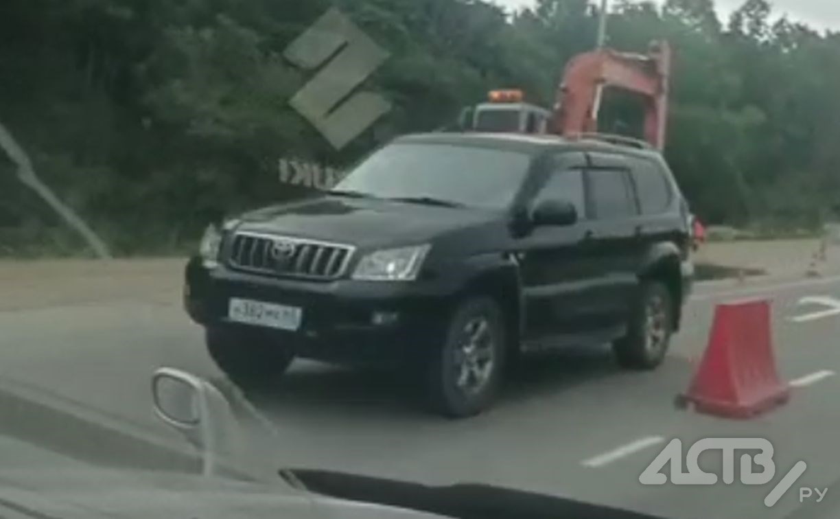После публикации в СМИ на опасной дороге в Южно-Сахалинске поставили блоки между полосами