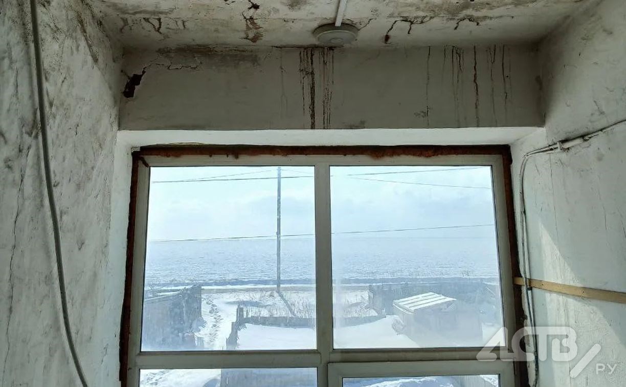 "Мародёры бьют окна, дом рушится": как в расселённом доме на Сахалине живёт один человек