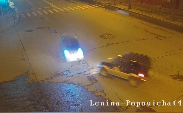 Ранним утром в центре Южно-Сахалинска два авто не поделили пустой перекрёсток