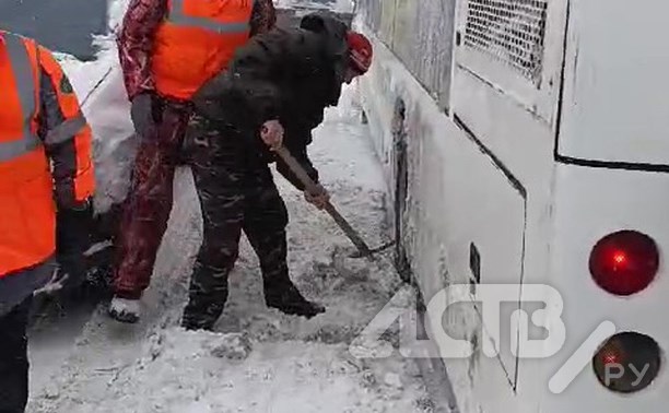Автобус в метель застрял на железной дороге на окраине Южно-Сахалинска