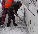 Автобус в метель застрял на железной дороге на окраине Южно-Сахалинска