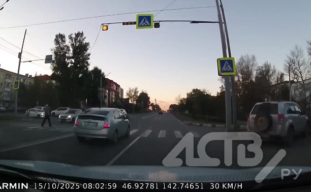 В Южно-Сахалинске гонщик "XXX" едва не сбил женщину на "зебре"