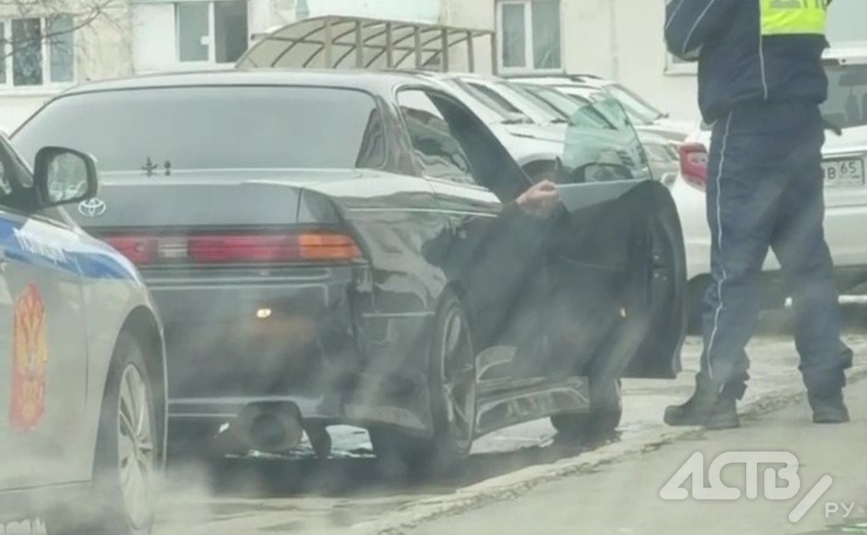 В Южно-Сахалинске тотально тонированный "Чайзер" пытался спрятаться от ДПС во дворе