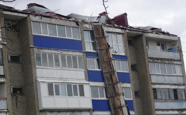 Десяток контейнеров с шифером для пострадавших от циклона домов прибыли на Сахалин