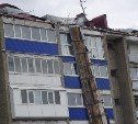 Десяток контейнеров с шифером для пострадавших от циклона домов прибыли на Сахалин