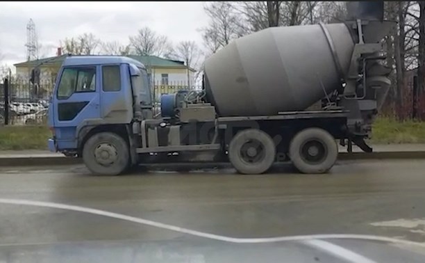 "Обнаглели уже совсем!": в Южно-Сахалинске водитель бетономешалки среди бела дня слил жидкость на дорогу