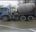 "Обнаглели уже совсем!": в Южно-Сахалинске водитель бетономешалки среди бела дня слил жидкость на дорогу
