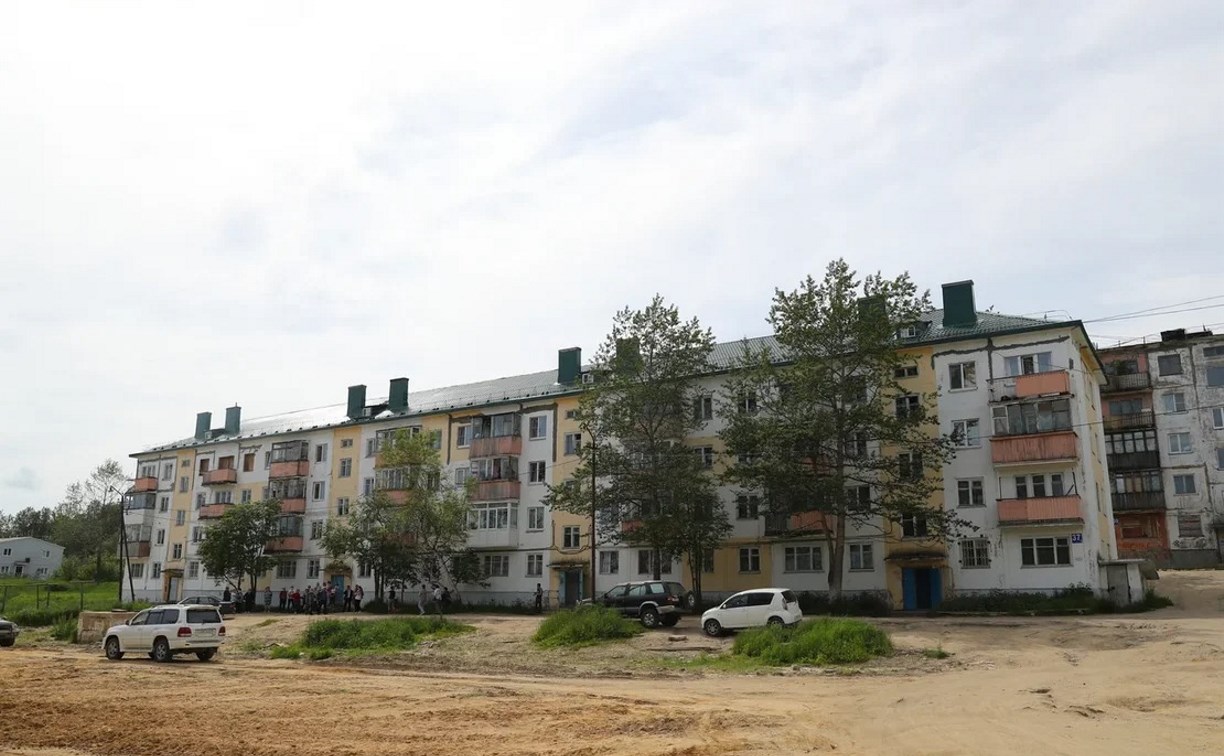 Сто миллионов рублей выделили власти на выкуп аварийного жилья в Охе