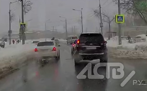 Автомобилист едва не задавил пешехода на "зебре" в Южно-Сахалинске