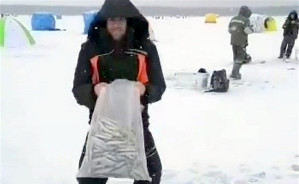 Подними вкладыш с корюшкой: сахалинские рыбаки придумали новый вид спорта на льду